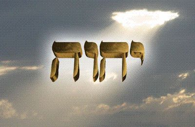 Gods Naam in Hebreeuwse letters in gouden kleur in de lucht afgebeeld, waar een straaltje zonlicht op schijnt