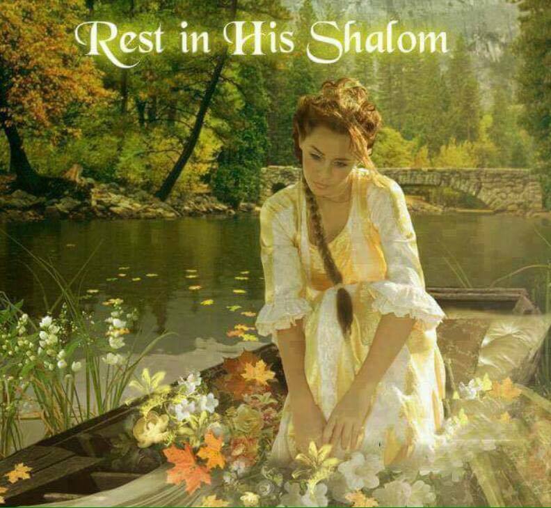 Jonge vrouw op een meertje in een bood aan het bloemschikken. Tekst: Rest in His Shalom